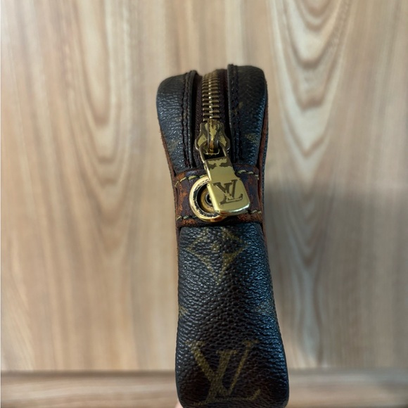 Auth Louis Vuitton Marley Dragonne PM Clutch - Picture 6 of 14